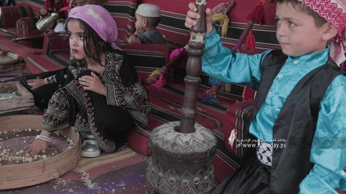 بالصور: أطفال بعمر الزهور يجسدون التراث والعودة والنكبة في فعالية فصائلية