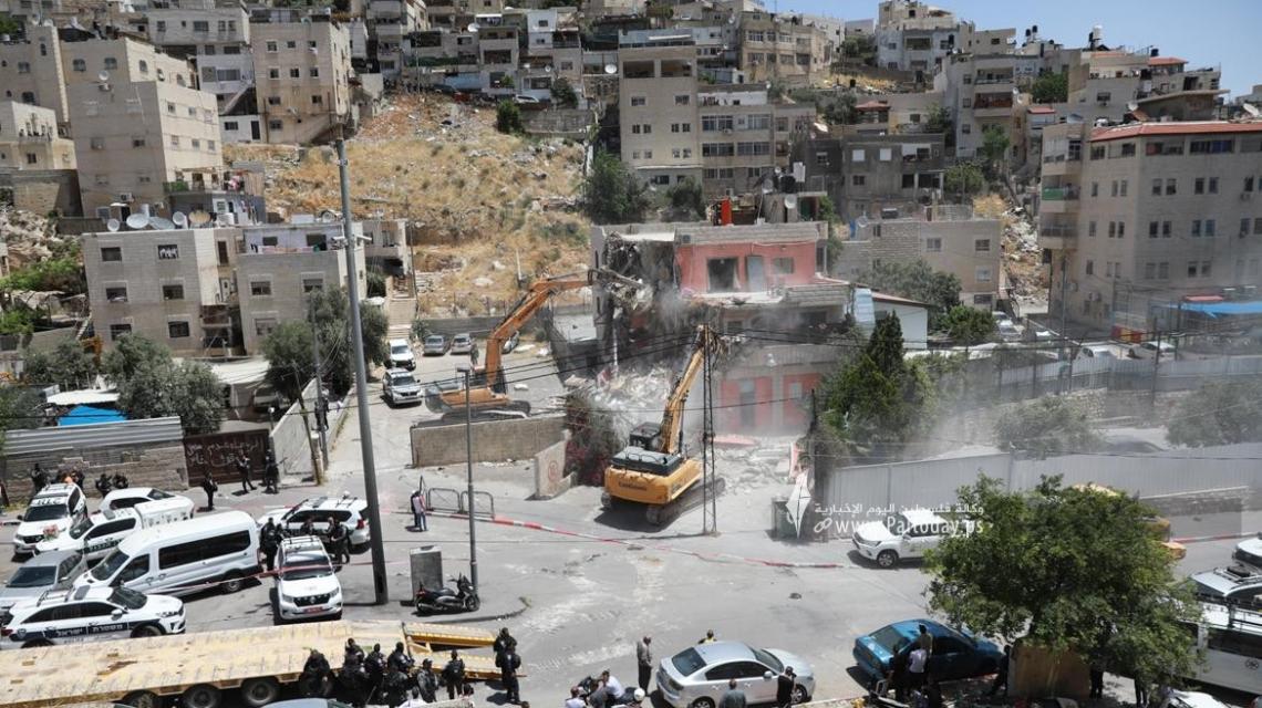 بالصور: القدس - جرافات الاحتلال تهدم بناية عائلة الرجبي في سلوان