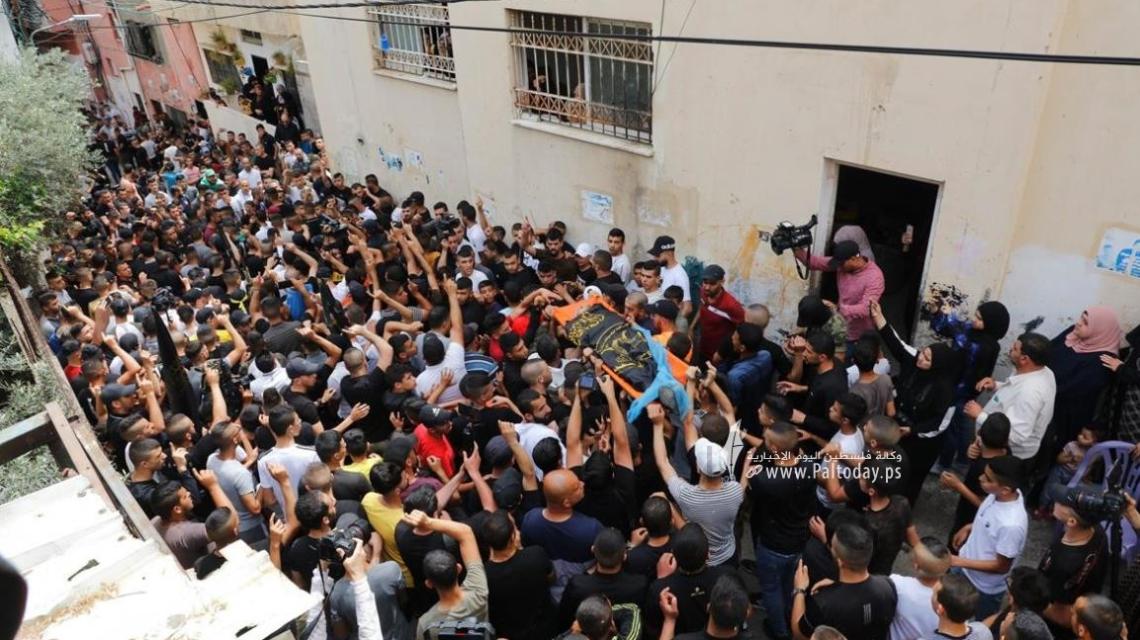 بالصور: جنين - تشييع جثمان الشهيد امجد الفايد ( 17 عام ) الذي استشهد برصاص الاحتلال فجر اليوم في مدينة جنين