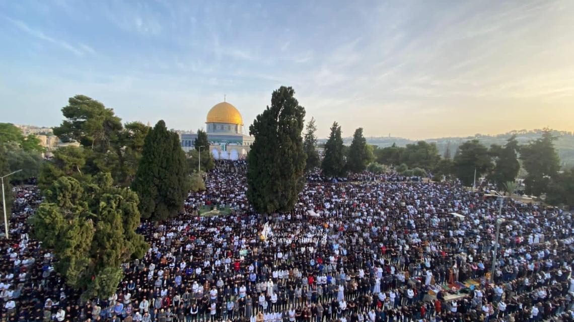 بالصور: نحو 200 ألف أدّوا صلاة ⁧‫#عيد_الفطر_المبارك‬⁩ في رحاب ⁧‫#المسجد_الأقصى‬⁩.