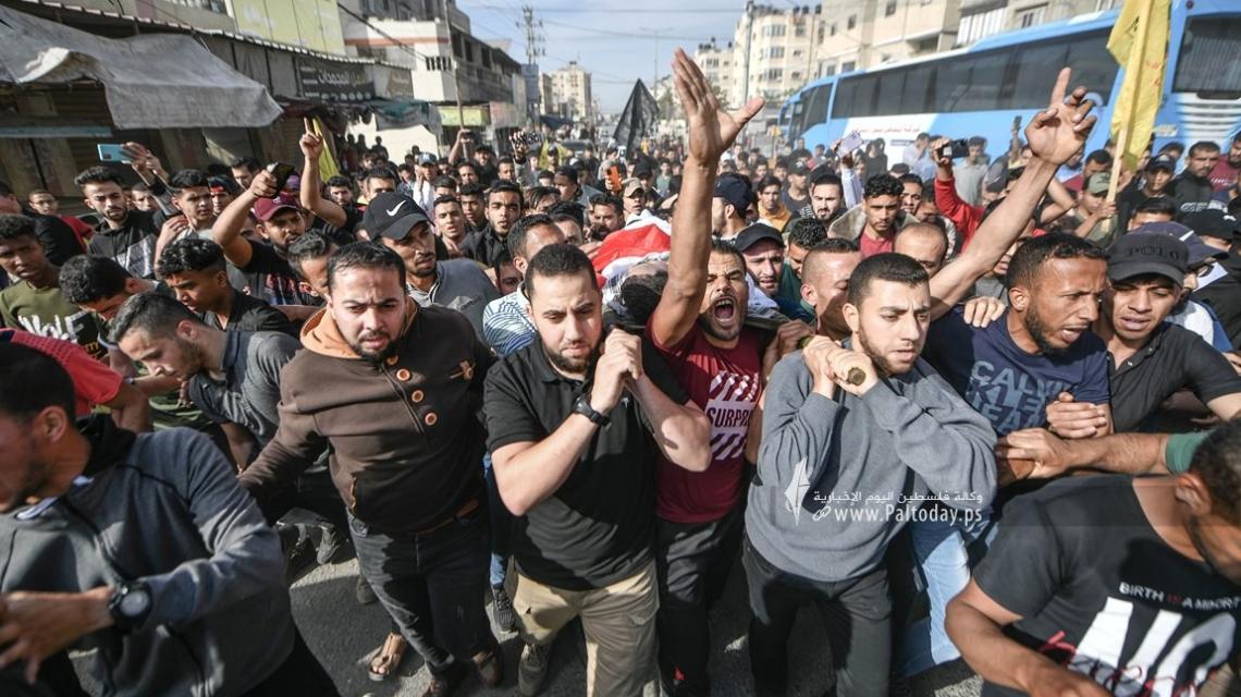 بعد الإفراج عنه اليوم..جماهير حانيونس تشيع جثمان الشهيد محمود عرام