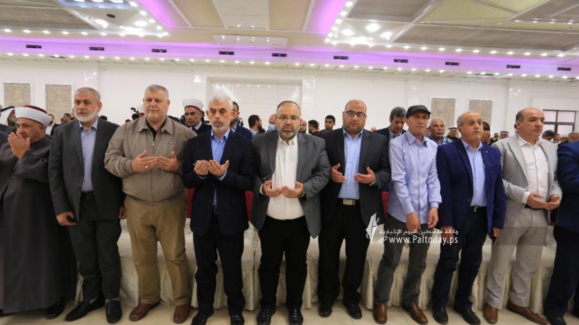 بالصور:عشية يوم القدس العالمي.. رئيس حركة حماس بغزة يحيى السنوار يعقد مؤتمرا صحفيا بحضور فصائلي وعسكري