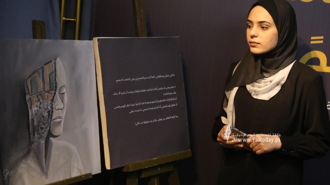 بالصور: بعدد من اللوحات الفنية.. الناجية " زينب الكولك" بغزة تجسد معاناتها التي خط الاحتلال "الإسرائيلي" المجرم معالمها