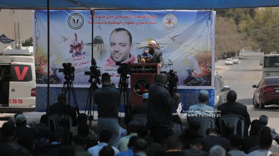 بالصور: حركة الجهاد تقيم صلاة الجمعة تضامنا مع الاسير المضرب عن الطعام خليل العواودة امام مقر الصليب الاحمر بغزة