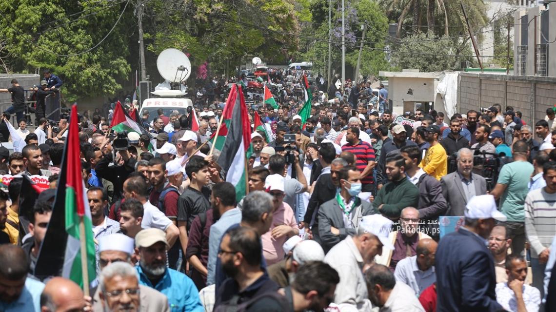 بالصور: احياء للذكرى الـ 74 للنكبة.. قوى وفصائل العمل الوطني في غزة تنظيم مسيرة جماهيرية حاشدة ختمت فعالياتها أمام مقر الأمم المتحدة غرب غزة