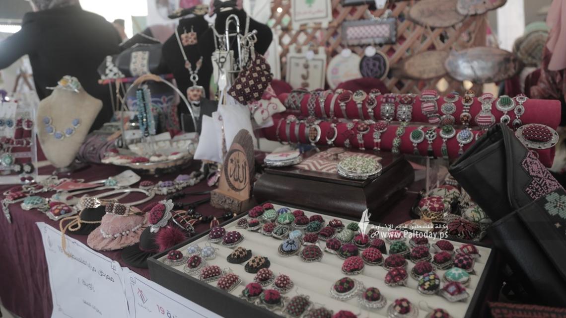 بالصور: افتتاح معرض المشغولات اليدوية والمنتجات المحلية بغزة