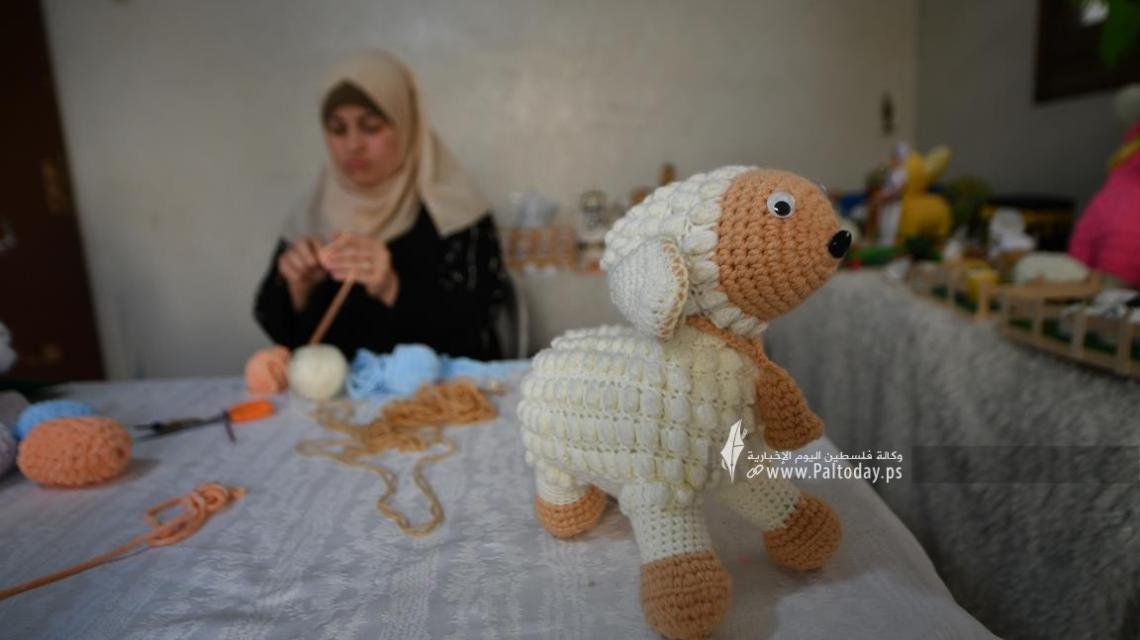 ريهان.. فلسطينية تبدع في صناعة دُمى عيد الأضحى