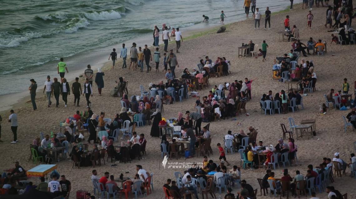 مع بدء الإجازة الصيفية .. توافد المواطنين على شاطئ بحر دير البلح مساء اليوم.