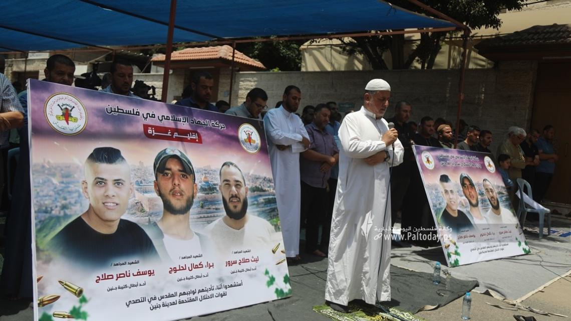 بالصور: الجهاد بغزة تؤدي صلاة الغائب على شهداء كتيبة مخيم جنين الثلاثة