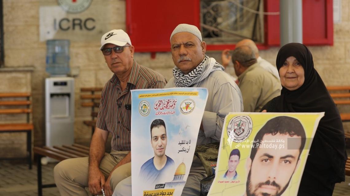 بالصور: اعتصام اهالى الأسرى الأسبوعي أمام مقر الصليب الأحمر بغزة