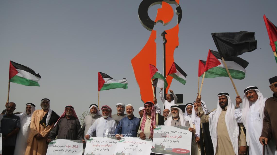 بالصور : قبائل البادية في غزة تنظم وقفة تضامنية مع قرية العراقيب في النقب المحتل على مقربة من الحدود شرق مدينة غزة .. تأكيدا على وحدة المصير والوطن الواحد