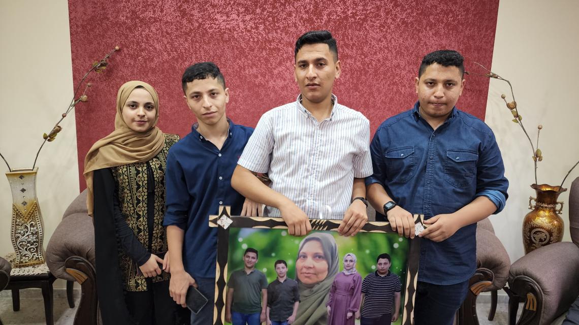 بالصور: رغم استشهاد والدتهم.. 4 توائم من عائلة الزقزوق في خانيونس يحققون نتائج مميزة في الثانوية