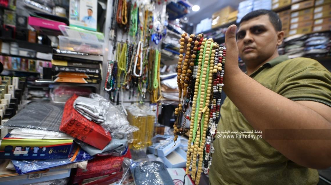 محلات هدايا الحجّاج في قطاع غزة تتهيأ لاستقبال حجاج بيت الله