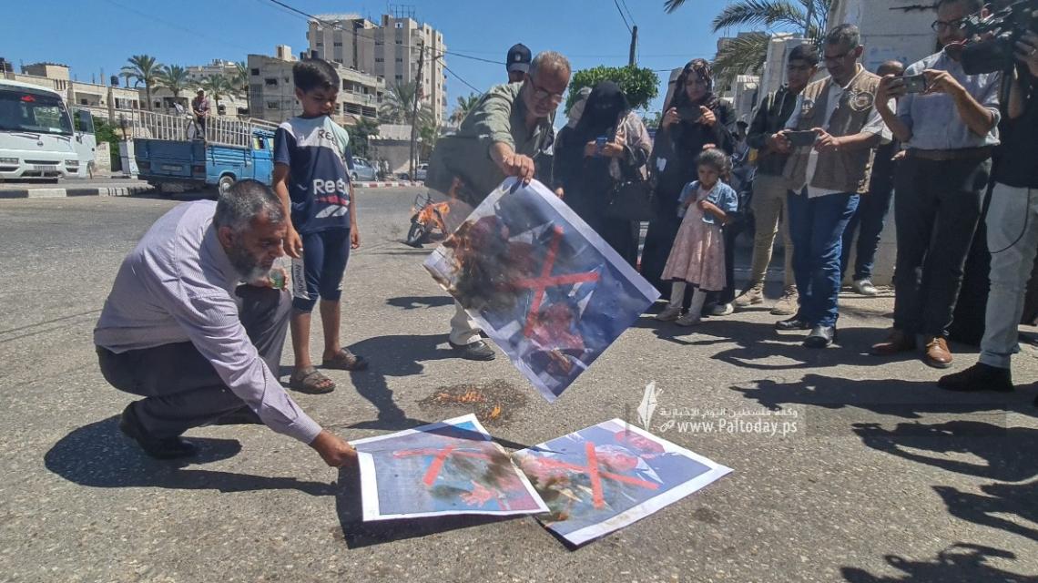 بالصور : حرق صور الرئيس الأمريكي بايدن ورئيس حكومة الاحتلال خلال وقفة بمدينة خانيونس لتنديد بإعلان القدس"