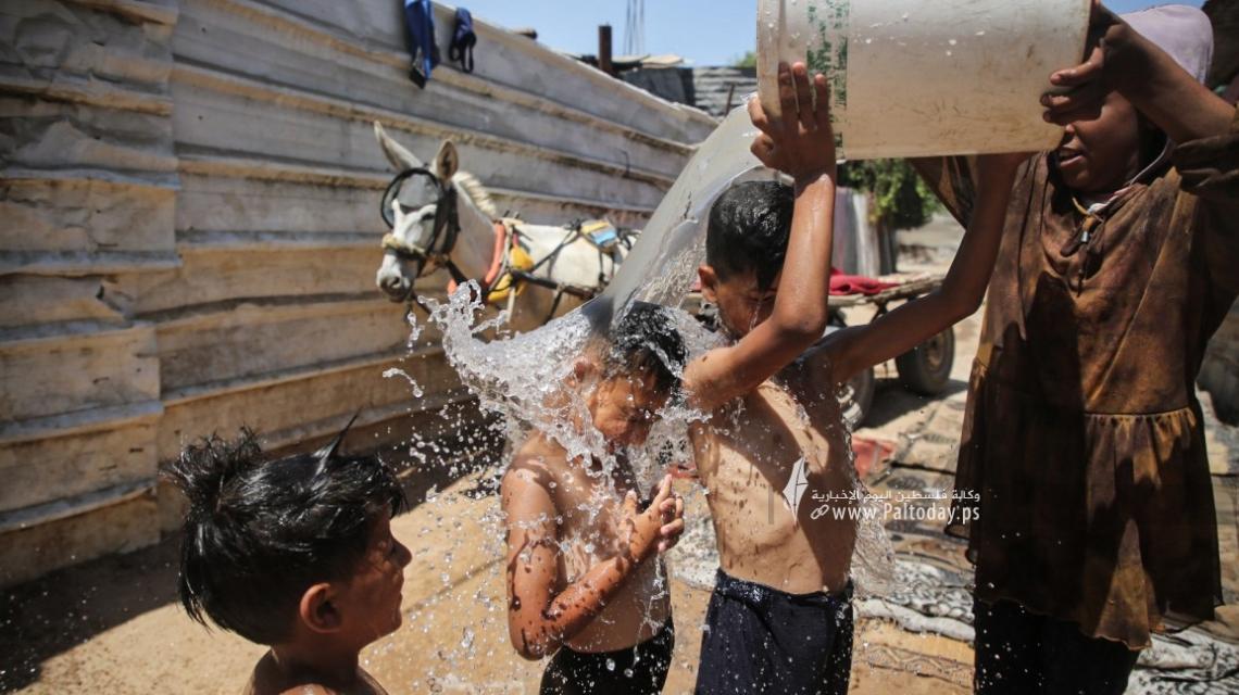 بالصور: فقراء غزة يستخدمون ادوات بسيطة للتبريد عن انفسهم في ظل ارتفاع كبير لدرجات الحرارة