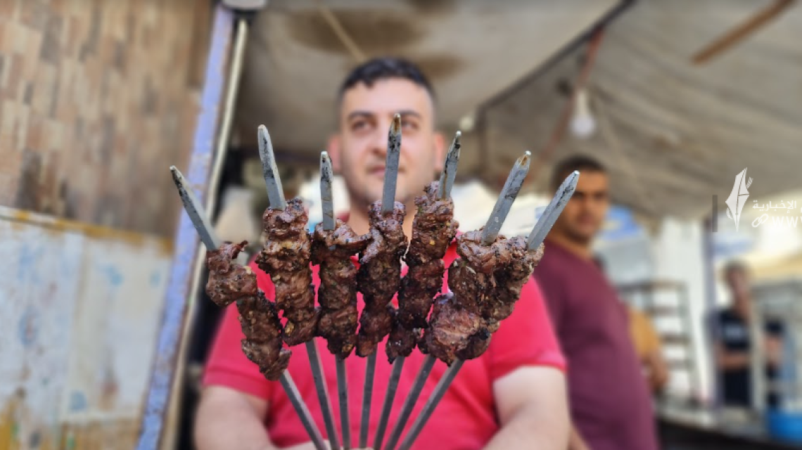 "موسم الكباب".. مشروع مؤقت ينقذ الغزّيين من شبح البطالة ونكبة الحصار..!