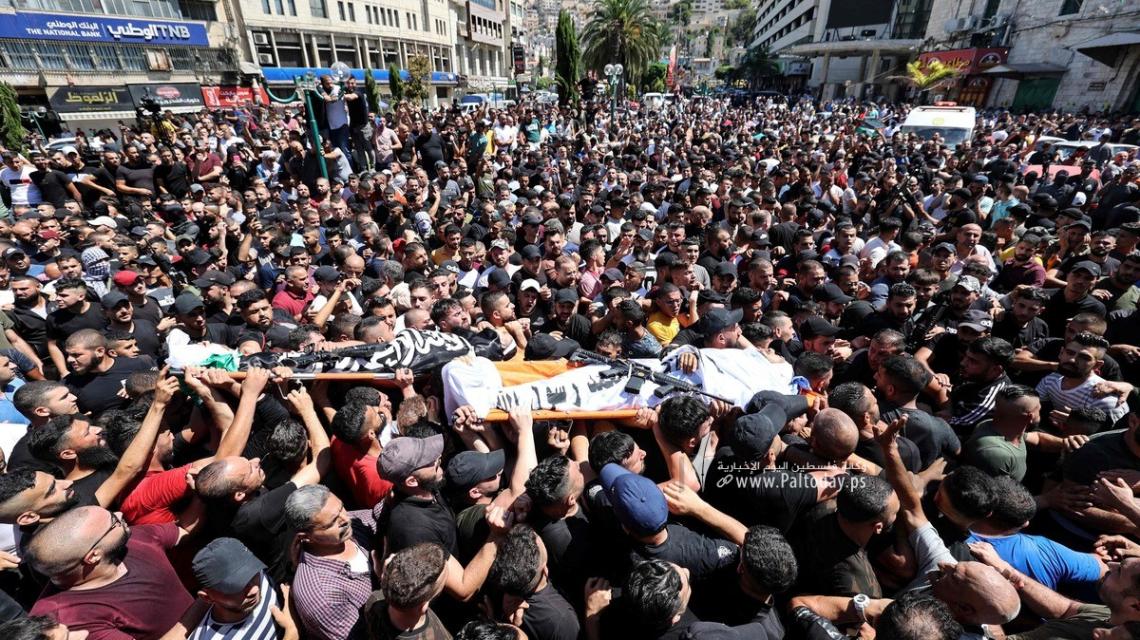 بالصور:  نابلس الغاضبة تشيع جثماني الشهيدين صبح والعزيزي