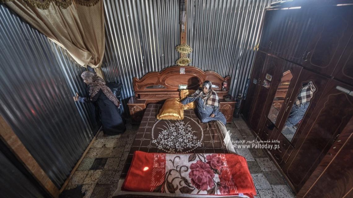 الصيف يمر ثقيلا على سكان بيوت "الزينقو" في غزة