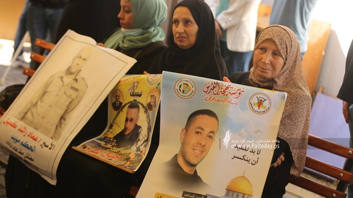 بالصور: اعتصام اهالى الأسرى الأسبوعي أمام مقر الصليب الأحمر بغزة