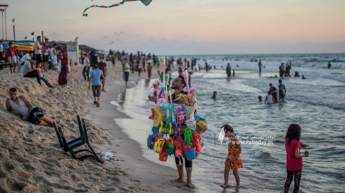 الباحثون عن لقمة العيش على شاطىء بحر غزة