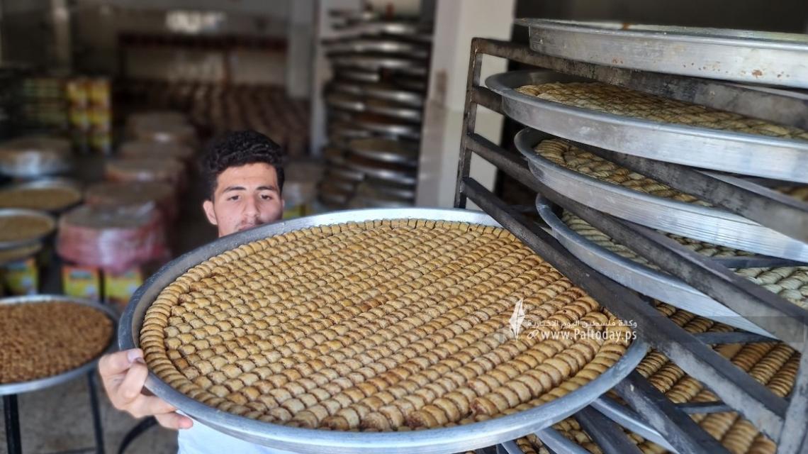 بالصور:استعداد محلات الحلويات في غزة لاستقبال يوم إعلان نتائج الثانوية العامة "توجيهي" 2022.