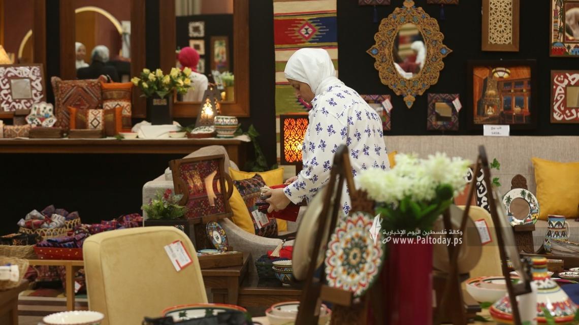بالصور :بازارٌ يعرض منتجات حرفية يدوية من صنع مجموعة من ذوي الإعاقة السمعية في جمعية أطفالنا للصم في قطاع غزة
