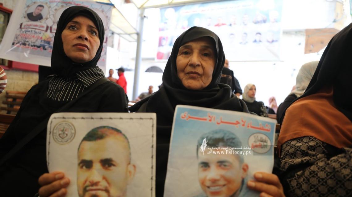 بالصور:اعتصام اهالى الأسرى الأسبوعي أمام مقر الصليب الأحمر بغزة