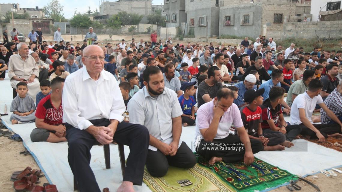 بالصور: حركة الجهاد الإسلامي تقيم صلاة عيد الأضحى في العراء بمدينة غزة