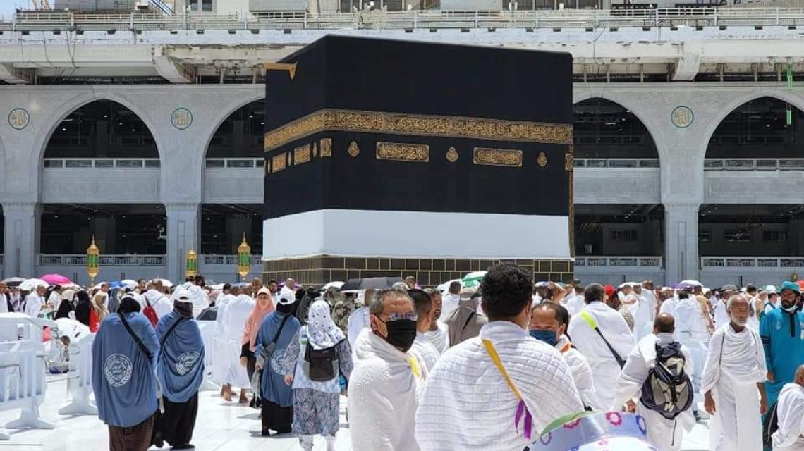 حجاج بيت الله الحرام يؤدون صلاة الجمعة الأولى من شهر ذي الحجة في مكة المكرمة
