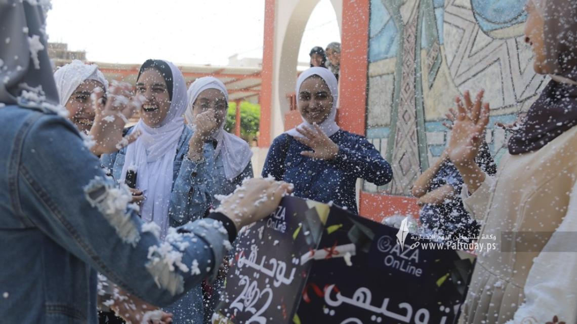 بالصور: غزة .. فرحة طلبة الثانوية العامة "التوجيهي" بعد انتهاء الامتحانات