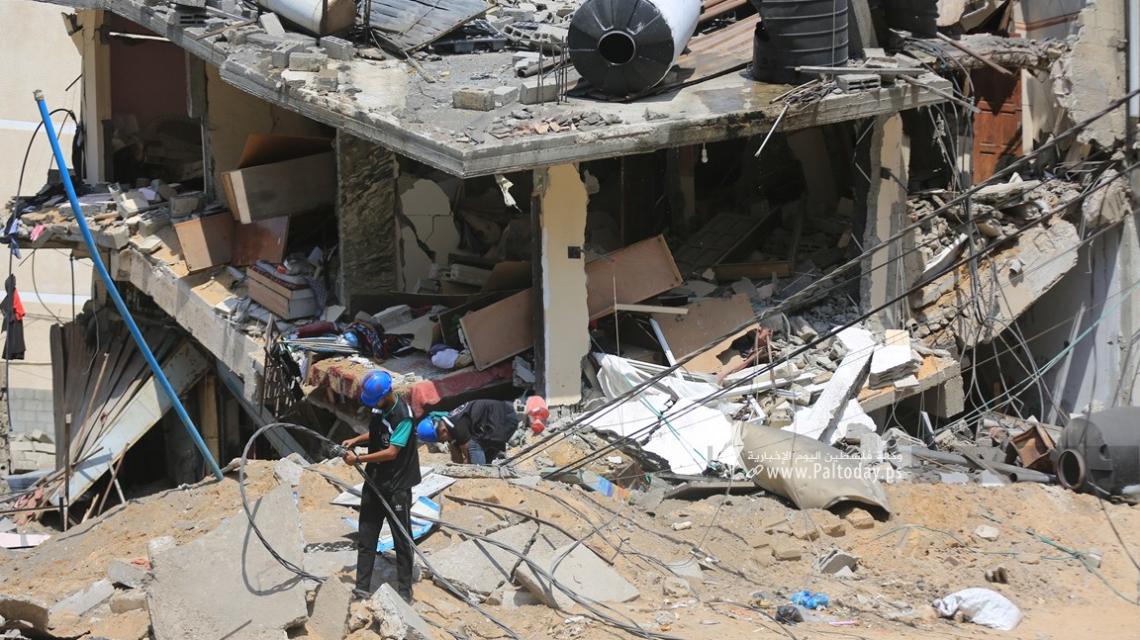 بالصور :طائرات الاحتلال تدمر منزل عائلة خليفة بمحيط فندق الامل غرب مدينة غزة.