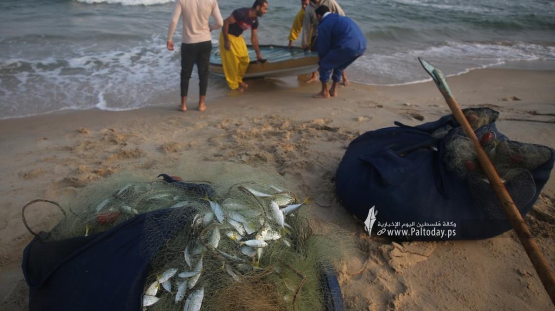بالصور: صيادون يعتاشون من البحر قبالة مدينة بيت لاهيا شمال قطاع غزة