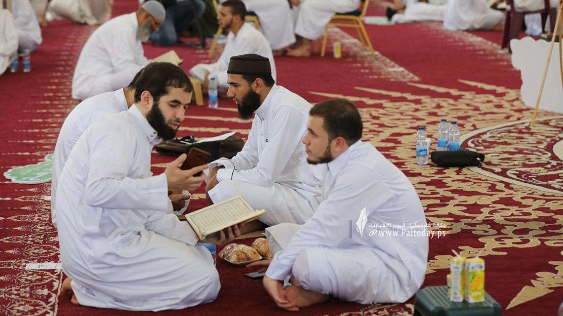 بالصور : "صفوة الحفاظ"  500 حافظ وحافظة للقرآن الكريم بتلاوته كاملاً على جلسة واحدة في مسجدَي الشافعي والتقوى بمدينة غزة