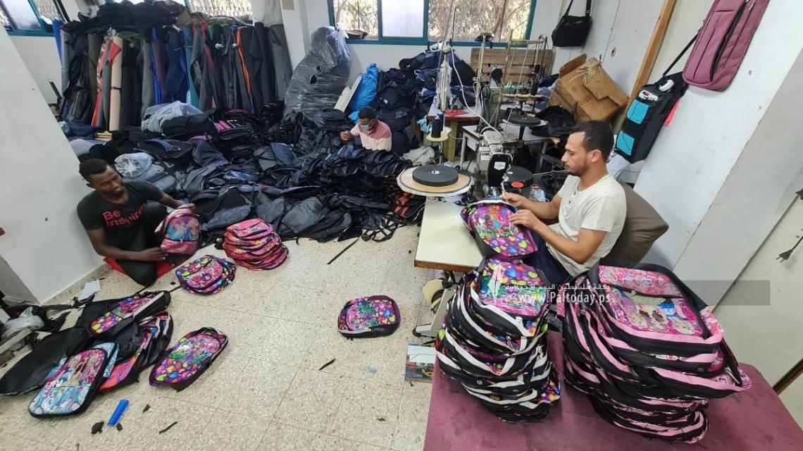 بالصور: مصانع الخياطة بغزة  تستعد لطرح إنتاج الزي المدرسي في الأسواق المحلية