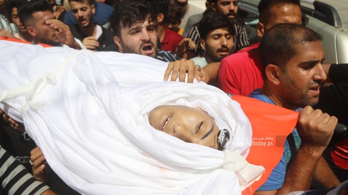 بالصور: جماهير غفيرة من ابناء شعبنا تشييع جثمان شهداء مجزرة جباليا