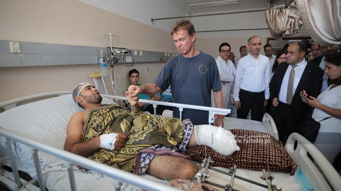 بالصور :ممثل الاتحاد الأوروبي يعقد مؤتمراً صحفياً بغزة بعد جولة ميدانية أجرها برفقة مدير وكالة "الأونروا" شملت جرحى العدوان "الإسرائيلي" الاخير في مستشفى الشفاء مخيم الشاطئ للاجئين