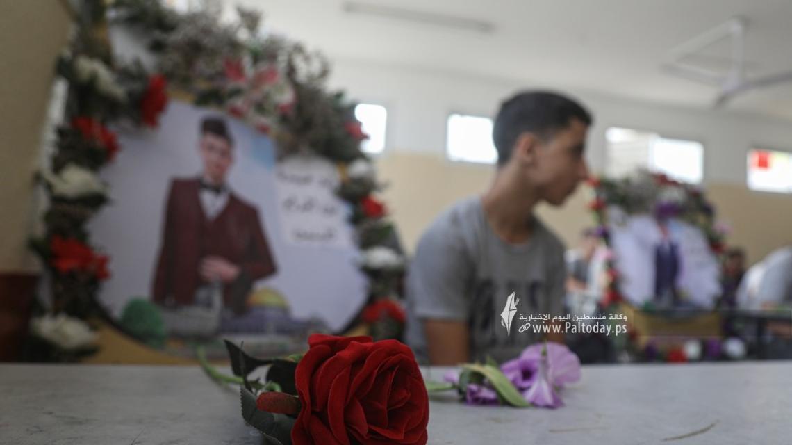 بالصور: مدرسة أبو عبيدة الثانوية في بيت لاهيا شمال قطاع غزة تستقبل عامها الدراسي الجديد بحزن لفقدها ثلاثة من طلبتها خلال العدوان الإسرائيلي الأخير