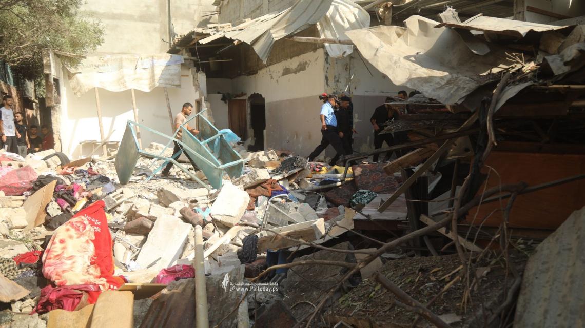 صور استهداف الاحتلال منزلًا لعائلة أبو جاسر وسط مخيم جباليا شمال قطاع غزة