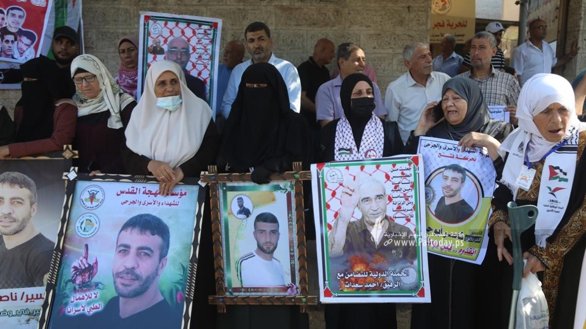 بالصور: اعتصام أهالي الأسرى ووقفة تضامنية أمام مقر الصليب الأحمر بغزة مع الأسير ناصر أبو حميد