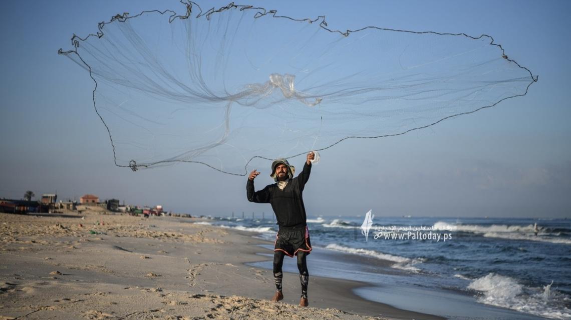 الصيد يتحول من هواية إلى مهنة لعاطلي غزة