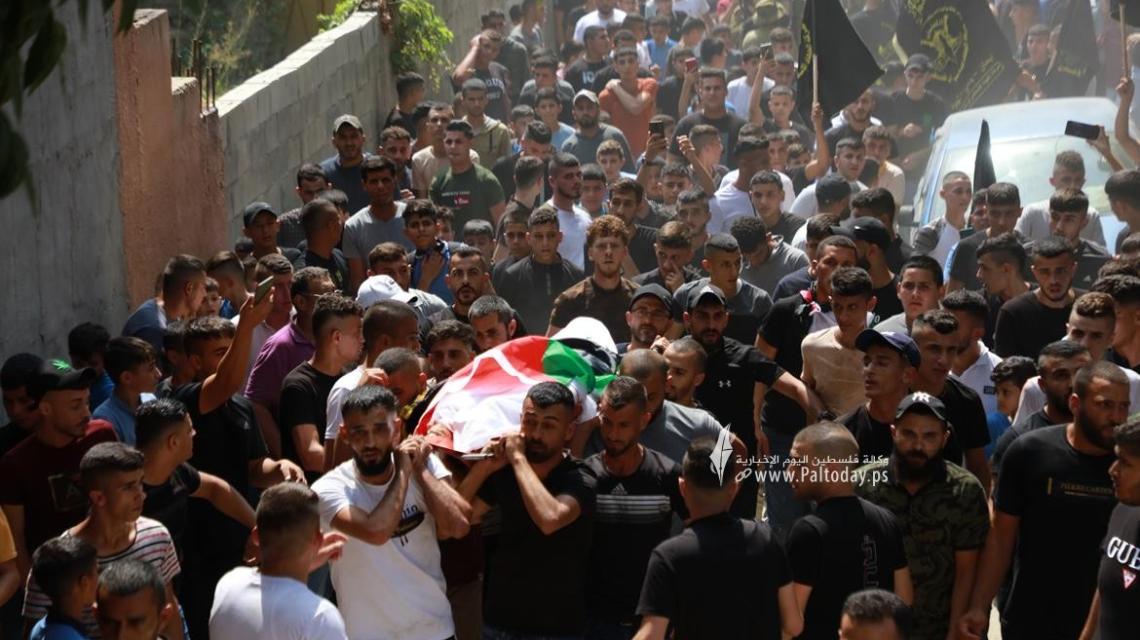 بالصور: جنين - تشييع جثمان الشهيد، طاهر محمد زكارنة ( 19 عام ) إلى مثواه الأخير في بلدة قباطية