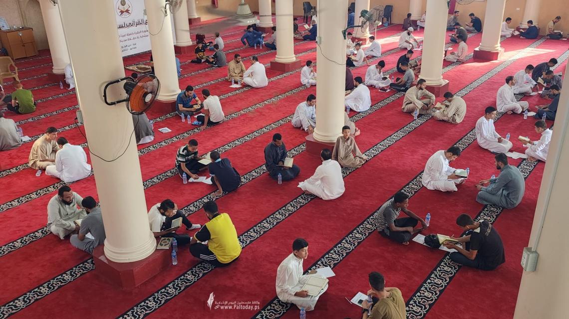 بالصور: "سرد سورة البقرة" على جلسة واحدة، في قطاع غزة