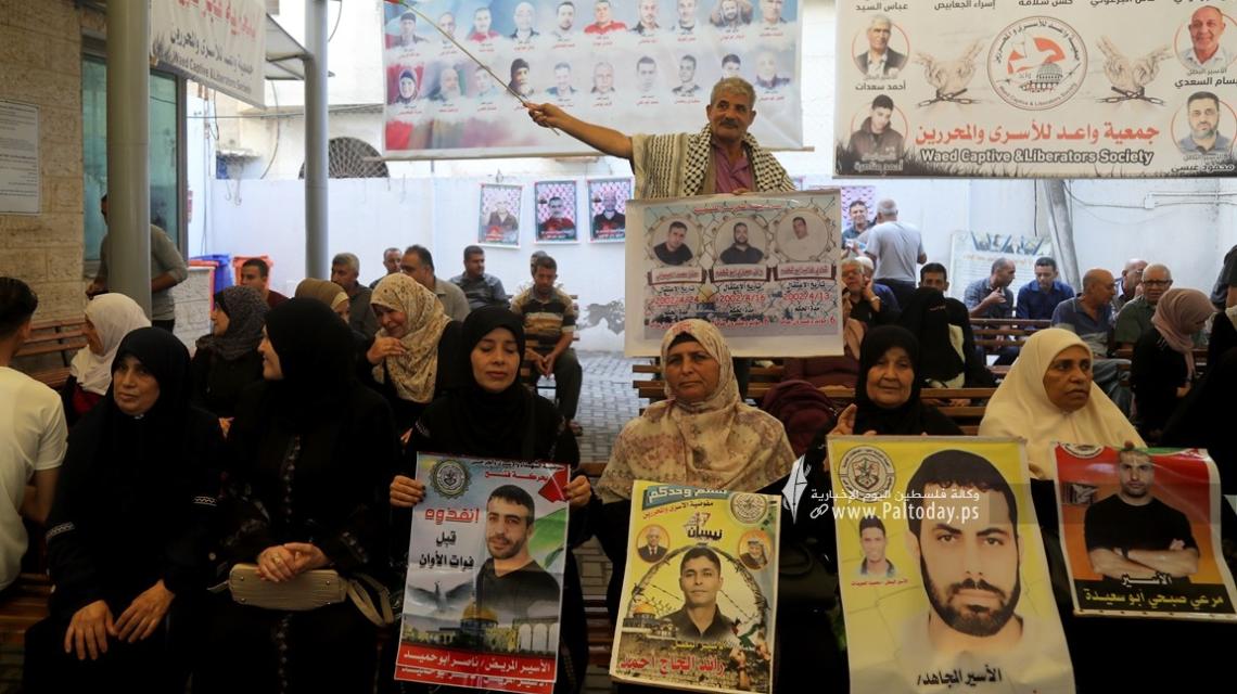 بالصور: اعتصام اهالى الأسرى الأسبوعي أمام مقر الصليب الأحمر بغزة
