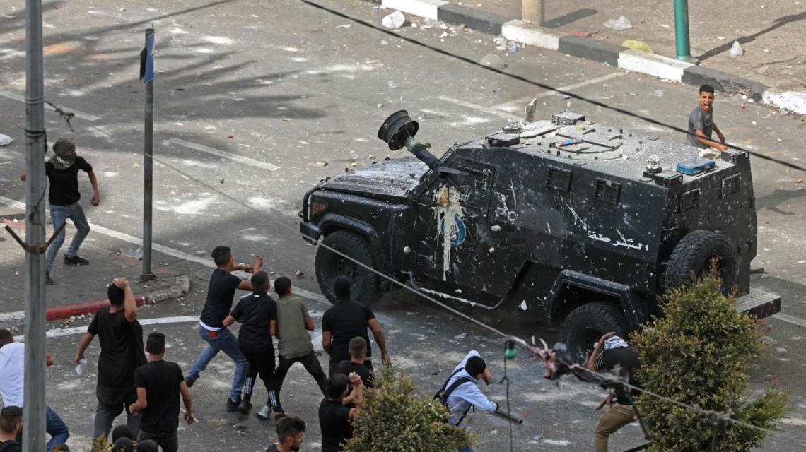 بالصور: تجدد الاشتباكات صباح اليوم في نابلس في أعقاب اعتقال السلطة للمطارد اشتية