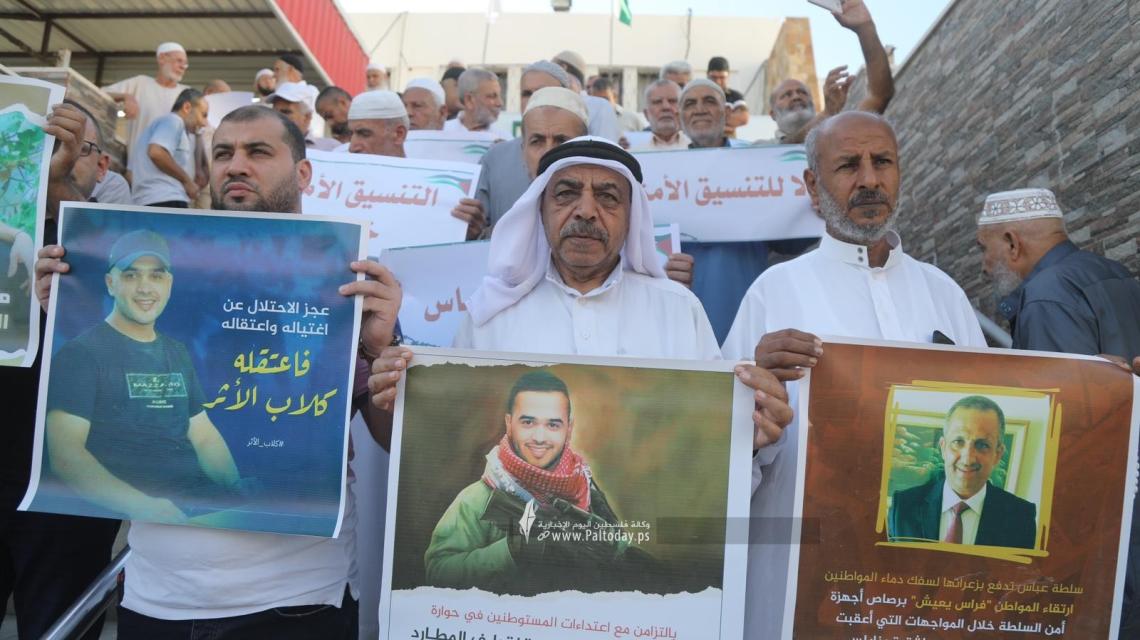 التجمع الوطني للقبائل والعشائر والعائلات الفلسطينية خلال الوقفة التضامنية استنكارًا لاعتقال السلطة أبطال المقاومة في الضفة الغربية المحتلة بمدينة غزة