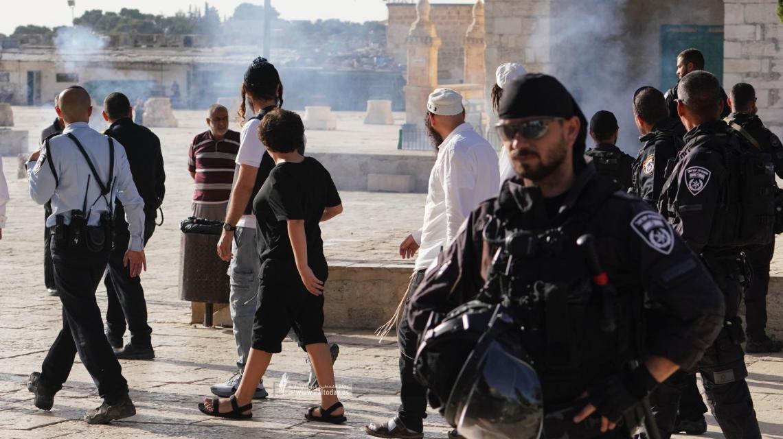 بالصور: قوات الاحتلال ومئات المستوطنين خلال اقتحامهم ساحات المسجد الأقصى والاعتداء على المرابطين