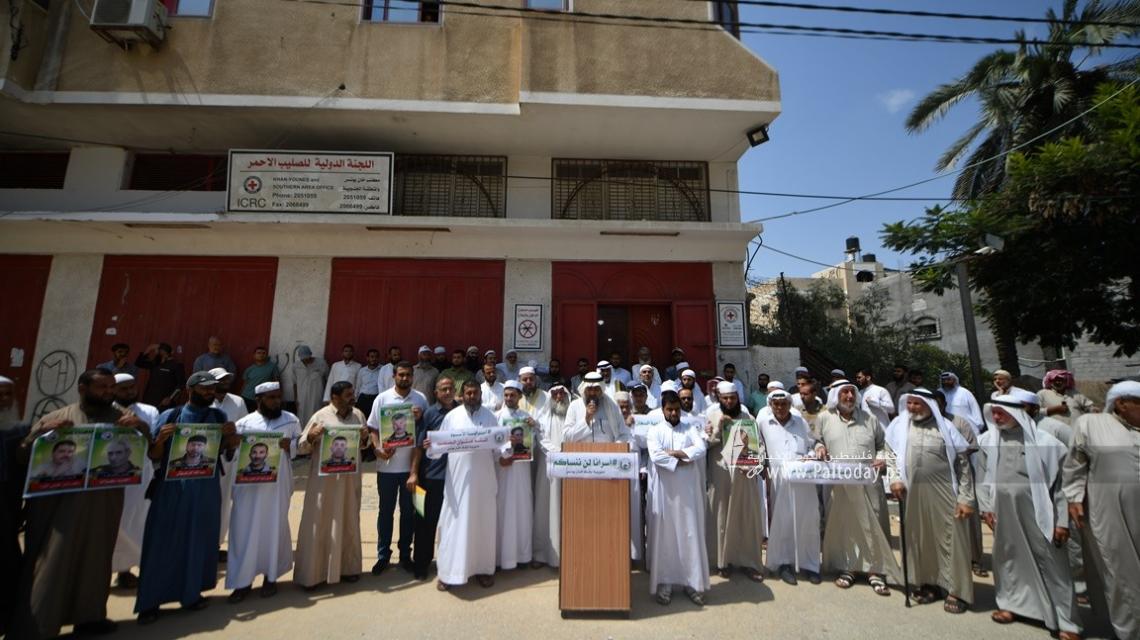 وقفة تضامنية للأئمة والخطباء مع الأسري أمام الصليب الأحمر فى مدينة خانيونس