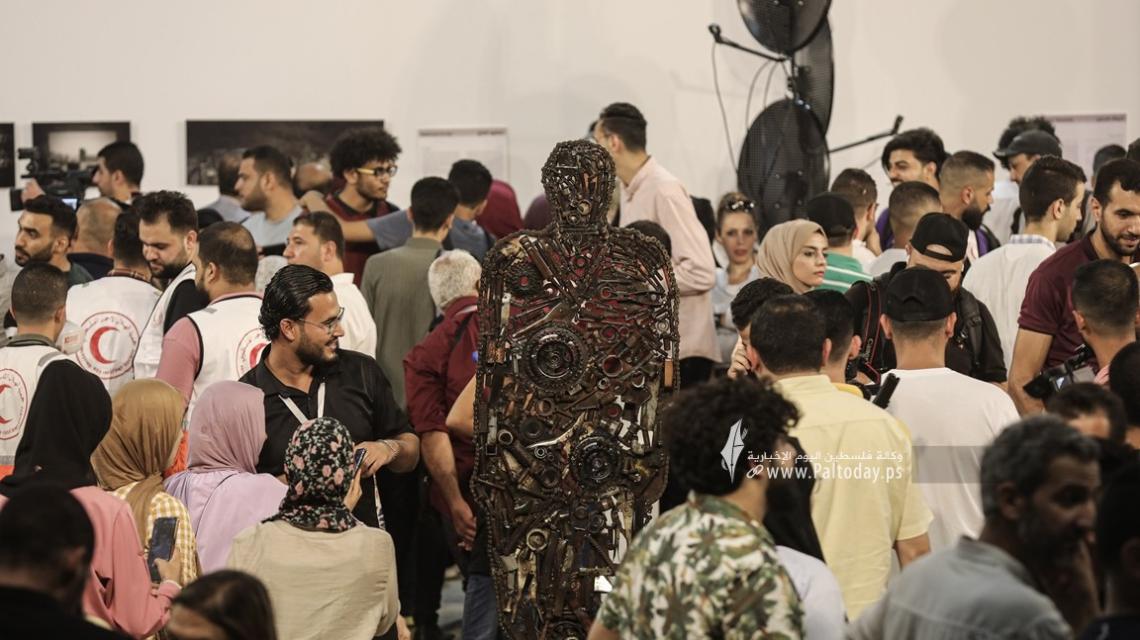 بالصور: الصليب الأحمر يقيم معرضاً بمركز رشاد الشوا وسط غزة بعنوان "الفنون البصرية المعاصرة"