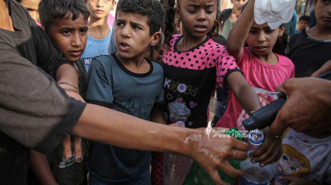 بالصور: أطفال يحصلون على مياة شرب مجانية في شمال قطاع غزة