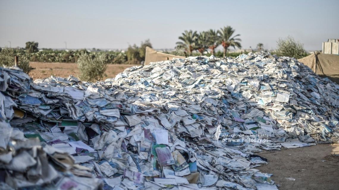 شاهد كيف تحول الورق التالف إلى مشروع مربح في غزة